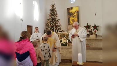Nach dem Gottesdienst am Fest der heiligen Familie in Tröbes und Moosbach erteilte Pfarrer Udo Klösel jedem Kind den Segen. (Bild: Peter Garreiss)