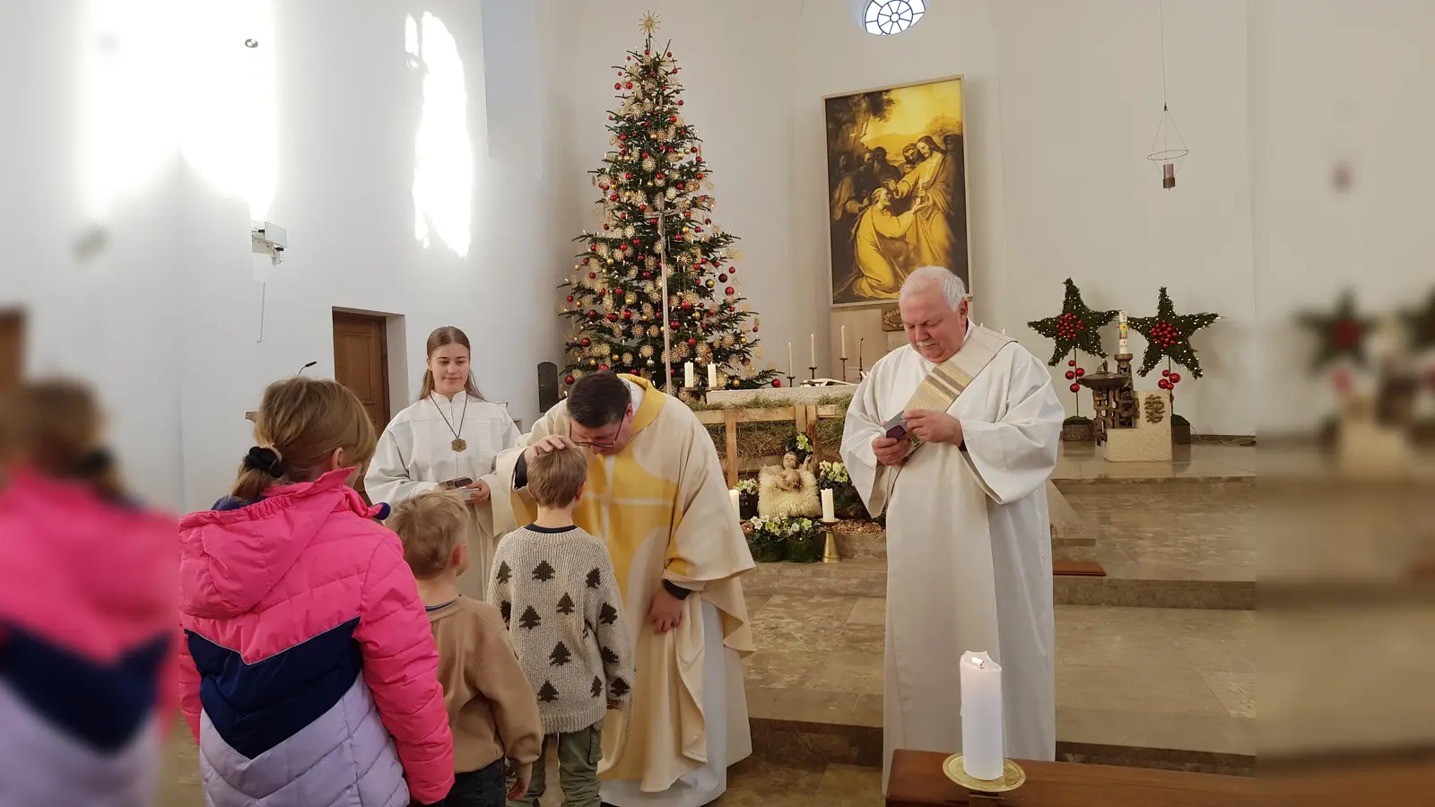 Nach dem Gottesdienst am Fest der heiligen Familie in Tröbes und Moosbach erteilte Pfarrer Udo Klösel jedem Kind den Segen. (Bild: Peter Garreiss)
