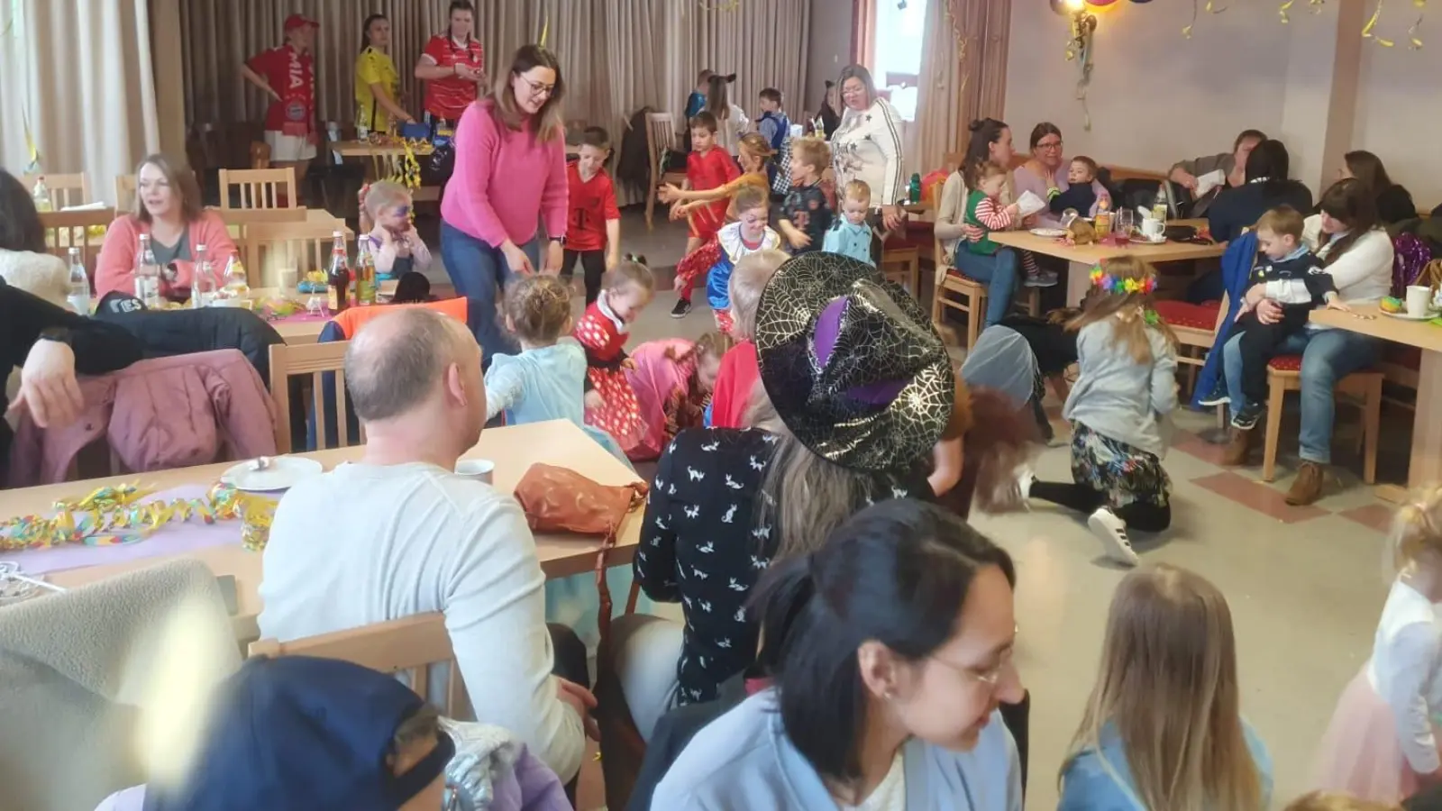 Mitmachspiele und die gute Stimmung sorgten für viel Spaß beim Kinderfasching in Pullenried.  (Bild: Natalie Ostermeier)