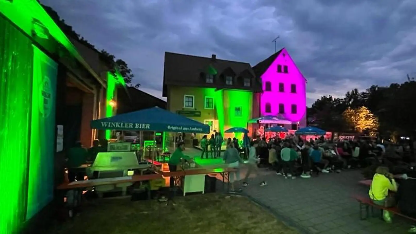 Abendstimmung am Schlichter Dorffest im Hof und Garten der Pension Mühlenhof (Bild: Stefan Weiß)