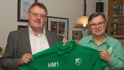 Vorsitzender Stefan Weiß dankte 1. Bürgermeister Hans Martin Schertl für seine langjährige Unterstützung. (Bild: Josef Trummer)