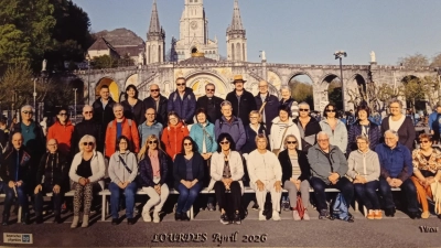 Alle Teilnehmer der Wallfahrt nach Lourdes vor der Basilika im Heiligen Bezirk. (Bild: Bayrisches Pilgerbüro)