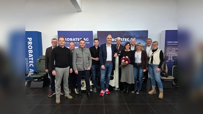 MdB Christoph Schmidt (Mitte vorne) bei der Firma Probatec in Amberg. (Bild: Reinhold Strobl)