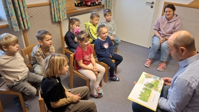 Gespannt verfolgten die Kinder dem Vortrag von Bürgermeister Hans Ram (Bild: Lothar Trager)