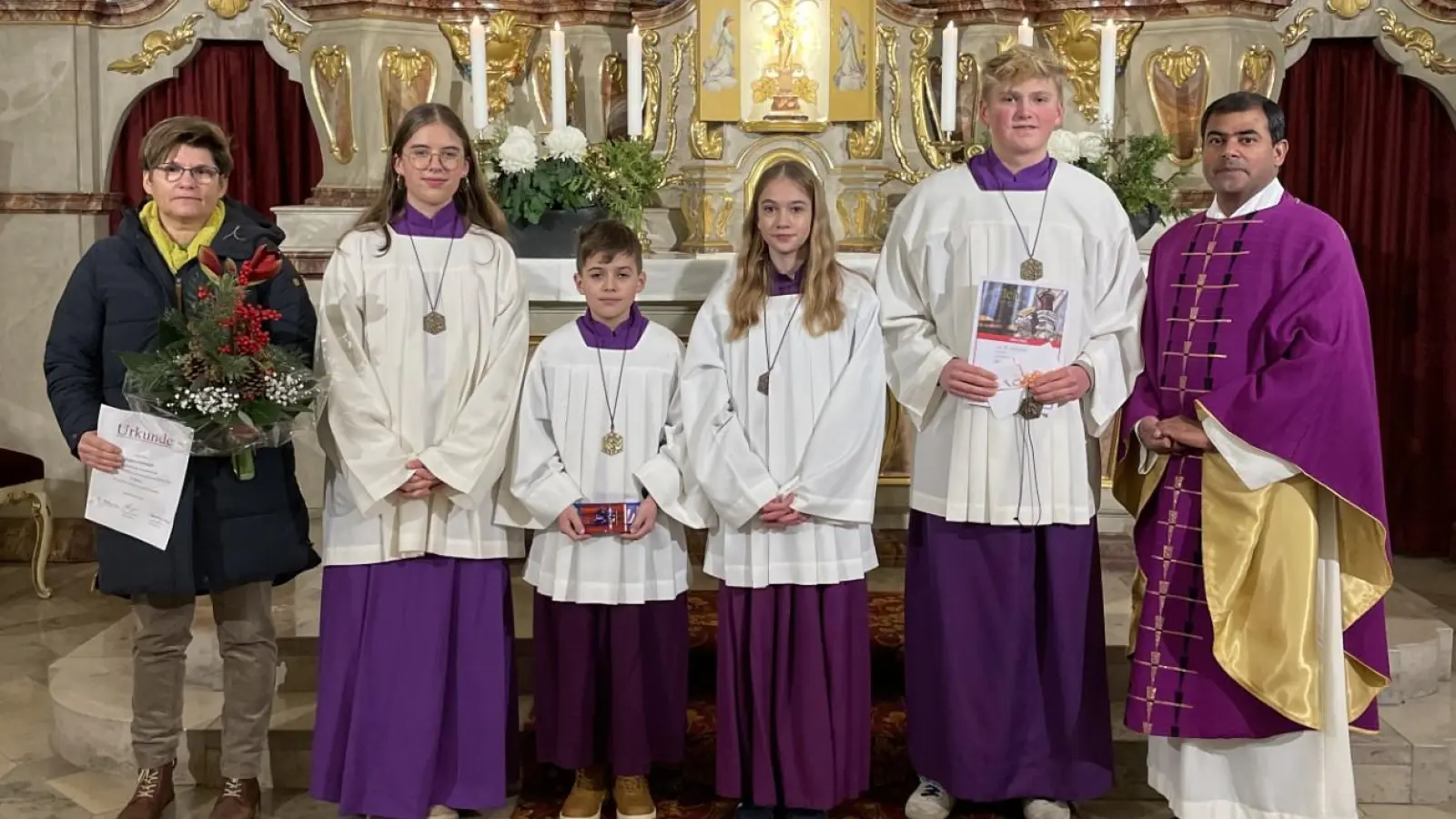 Michael Schmidt wurde als neuer Ministrant aufgenommen. Gleichzeitig wurden Ministrant Andreas Dellinger und Ministranten-Orga-Team Mitglied Regina Dellinger verabschiedet. (Bild: Marie Bertelshofer)