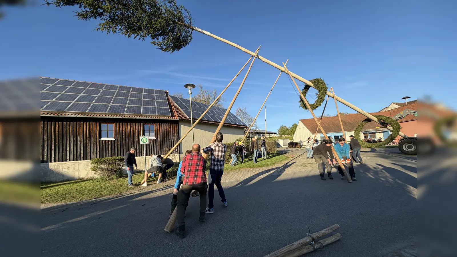 Albersriether Maibaumaufsteller. (Bild: Franz Völkl)