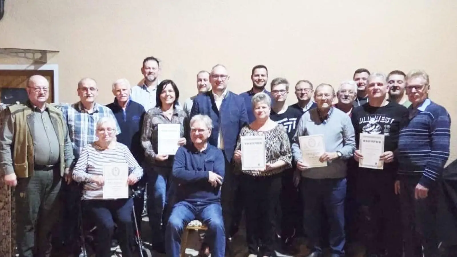 OWV-Vorsitzender Klaus-Hannes Kahler (Vorne sitzend rechts) wurde nach jahrzehntelangem Engagement verabschiedet. Sein Posten und der des Schriftführers konnte noch nicht besetzt werden. (Bild: Fabian Franke)