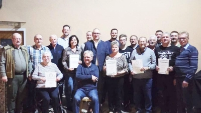 OWV-Vorsitzender Klaus-Hannes Kahler (Vorne sitzend rechts) wurde nach jahrzehntelangem Engagement verabschiedet. Sein Posten und der des Schriftführers konnte noch nicht besetzt werden. (Bild: Fabian Franke)