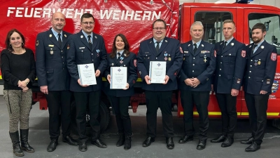 Für besondere Verdienste wurden Reinhard Reis, Andrea Meindl und Andreas Haider mit dem Ehrenkreuz des Kreisfeuerwehrverbands Schwandorf in Bronze geehrt. Die Auszeichnung wurde von KBR Christian Demleitner und KBM Günther Ponnath überreicht. Dazu gratulierte besonders zweite Bürgermeisterin Johanna Mertins ( links im Bild ).  (Bild: Hans-Jürgen Schlosser)