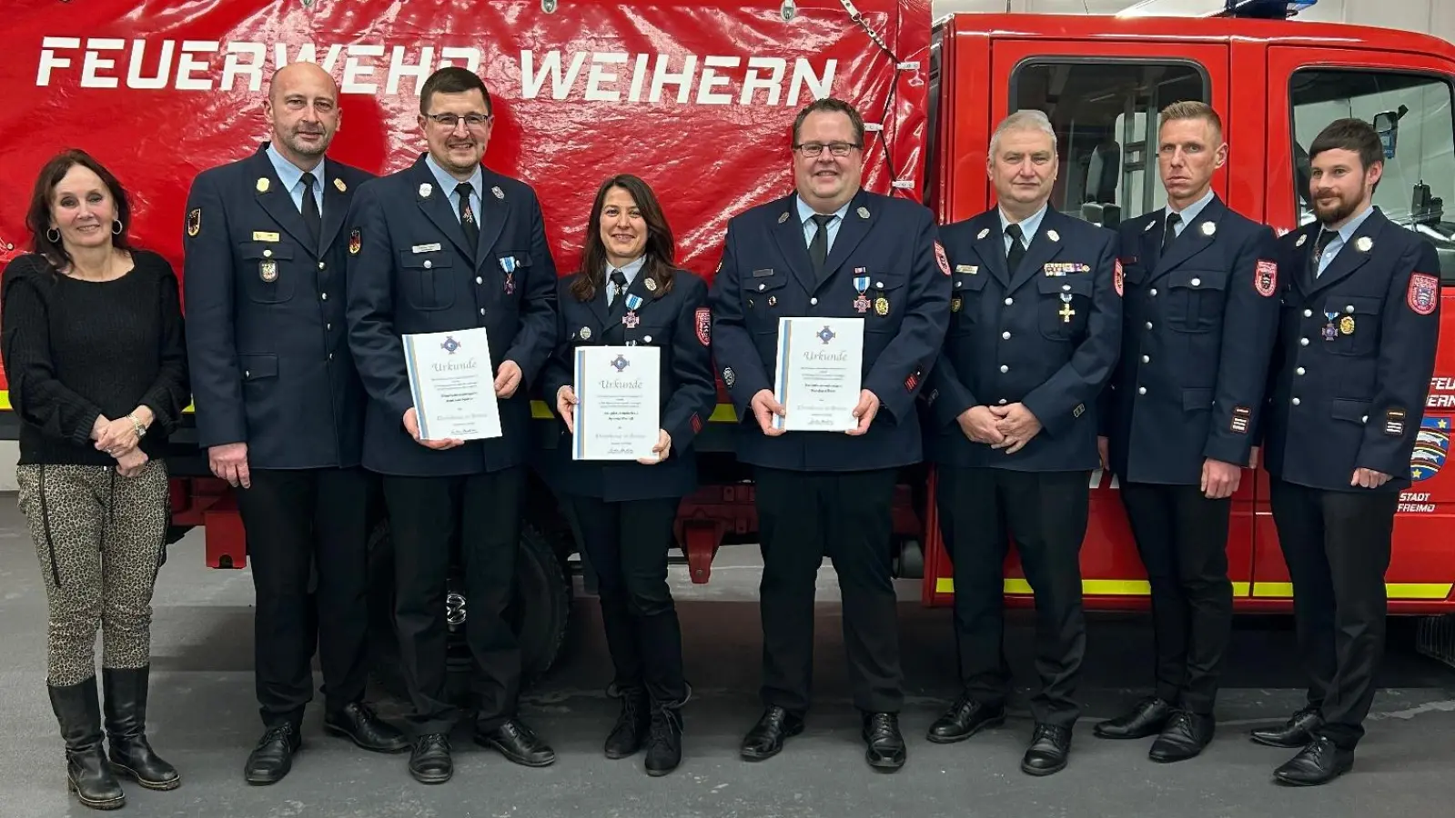 Für besondere Verdienste wurden Reinhard Reis, Andrea Meindl und Andreas Haider mit dem Ehrenkreuz des Kreisfeuerwehrverbands Schwandorf in Bronze geehrt. Die Auszeichnung wurde von KBR Christian Demleitner und KBM Günther Ponnath überreicht. Dazu gratulierte besonders zweite Bürgermeisterin Johanna Mertins ( links im Bild ).  (Bild: Hans-Jürgen Schlosser)