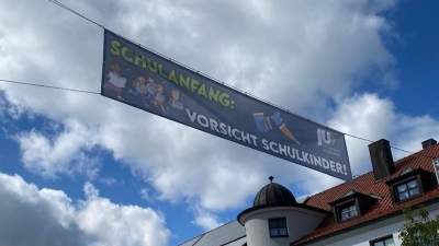 Das neue Bauzaunbanner vor der Stadthalle.  (Bild: Markus Siller)