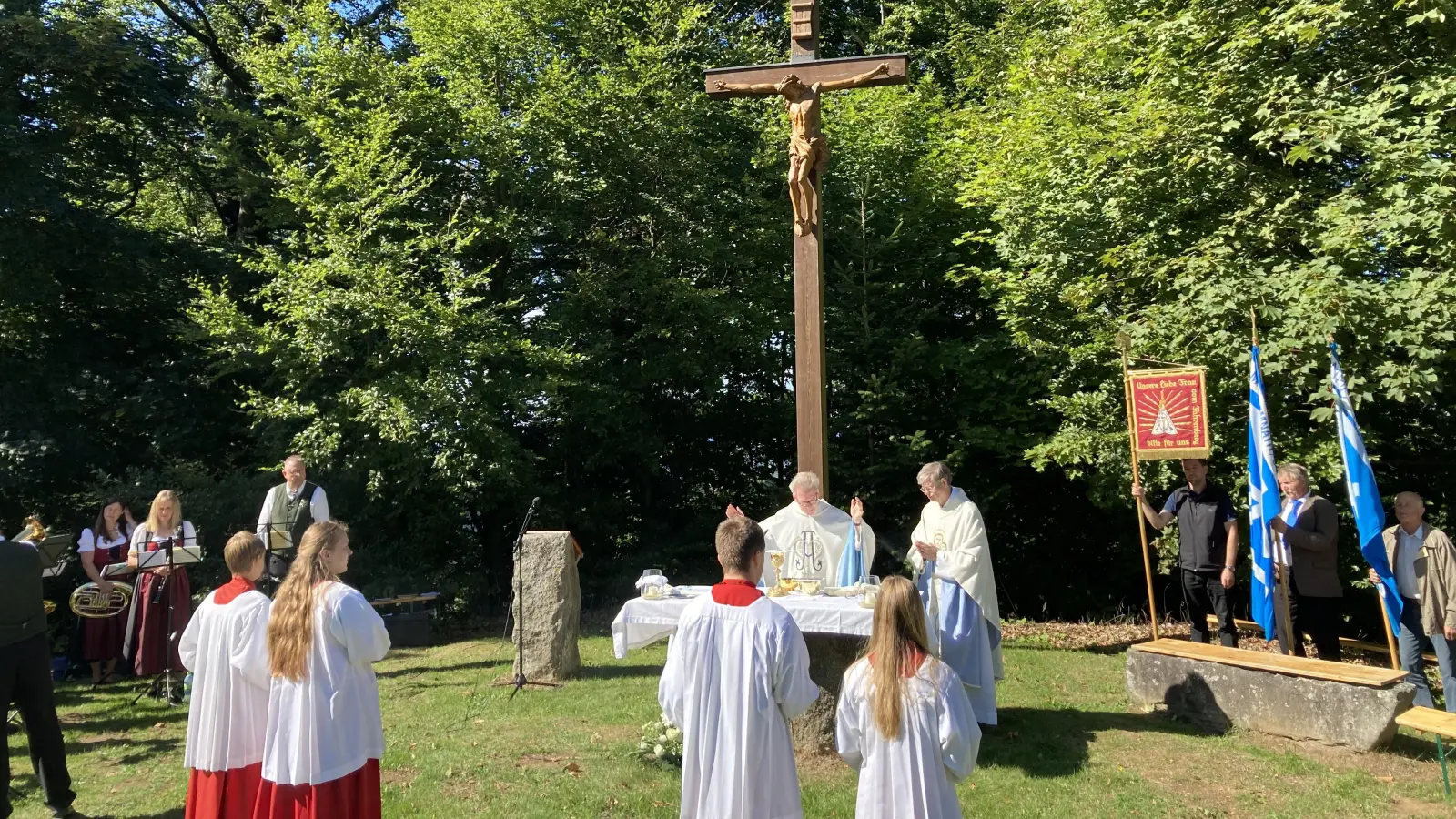 Festgottesdienst am Freialtar mit Domvikar Dr. Christian Schulz und Pfarrer Norbert Götz (Bild: Alois Kleierl)