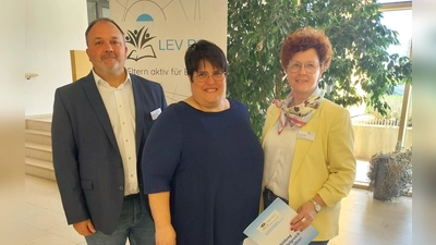 Die neue Vorstandschaft des Landeselternverbandes (v.l.n.r.): Jörg Gerolstein (2. Landesvorsitzender), Melanie Plevka (1. Landesvorsitzende), Sonja Henle (3. Landesvorsitzende) (Bild: Roland Wellenhöfer)