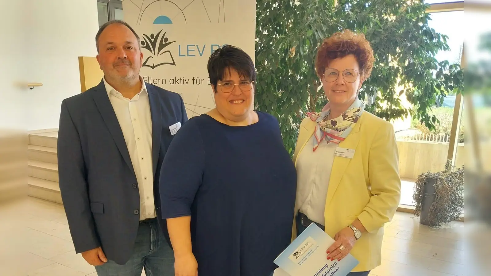 Die neue Vorstandschaft des Landeselternverbandes (v.l.n.r.): Jörg Gerolstein (2. Landesvorsitzender), Melanie Plevka (1. Landesvorsitzende), Sonja Henle (3. Landesvorsitzende) (Bild: Roland Wellenhöfer)