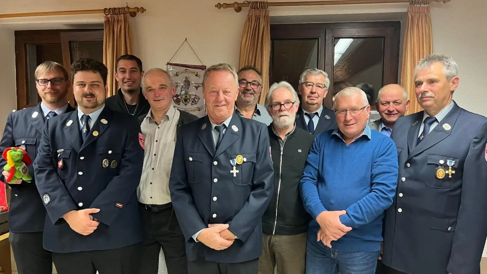Die geehrten Vereinsmitglieder der FF Hiltersdorf (von links): 2. Vorsitzender Christoph Wittmann, 1. Kommandant Christian Schwarz, Tobias Heldmann, Josef Graf, Alfons Schmidl, Willi Schmidl, Peter Groß, Gerhard Heldmann, Johann Zilbauer, 2. Bürgermeister Franz Weiß und Ehrenvorsitzender Franz Schmidl (Bild: Beate Haller)