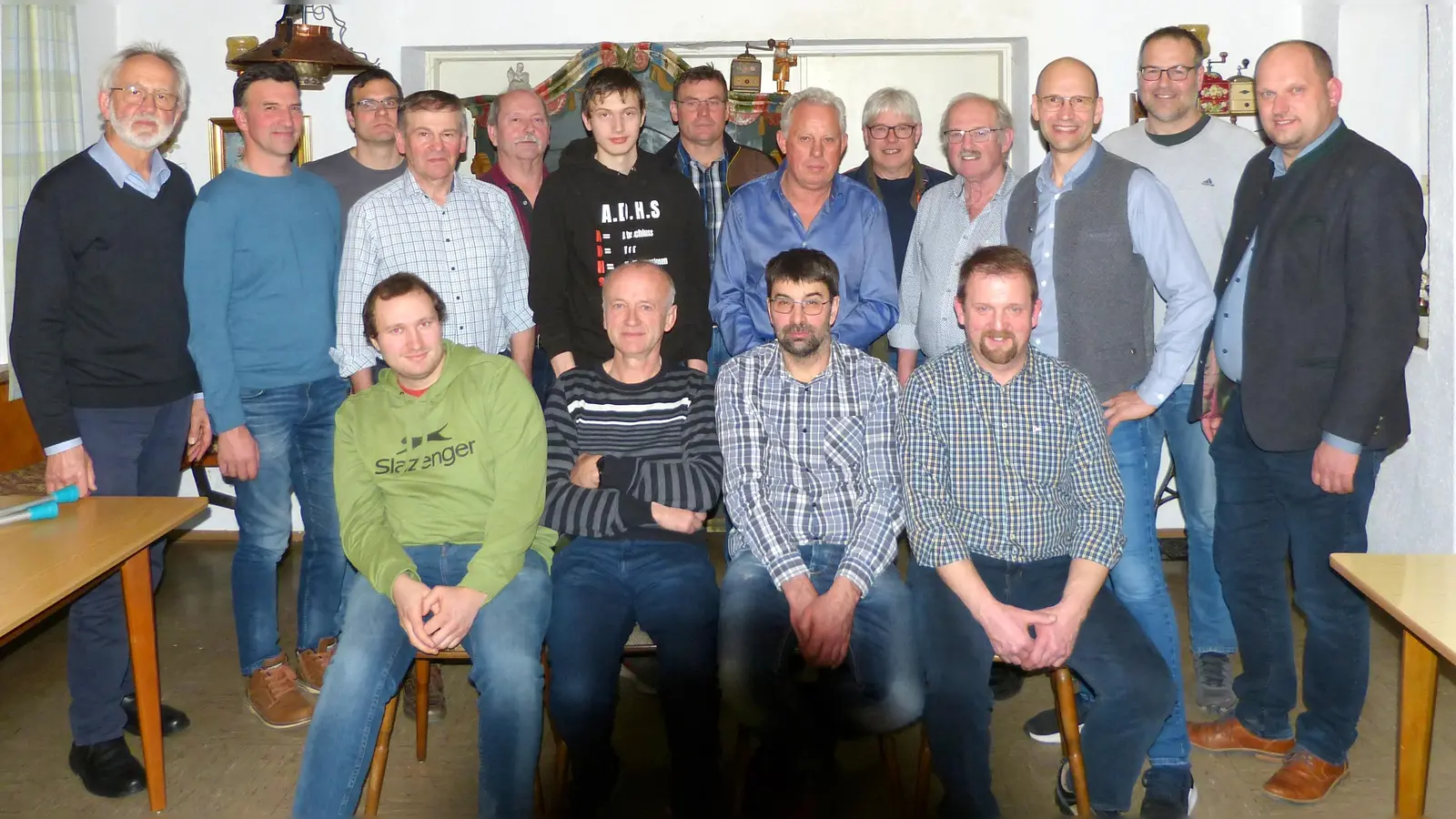 Vorne: Schriftführer Tobias Nickl (neu), Kassier Josef Prem, 2: Vorstand Tobias Meißner (neu), <br> 1. Vorstand Jürgen Hilburger, hinten: Hans Winter (ehem. Schriftführer), Gewählte Beiräte: Martin Reber, Wolfgang Beierl, Hans Eckl, Johann Lindner, Alexander Bock, Andreas Gruber, Michael Mages, Josef Ebnet, Georg Ertl. Gäste: BBV Vizepräsident Ely Eibisch, Stadtrat Josef Maier, stv. BBV Kreisobmann Thomas KLeber. (Bild: Hans Winter)