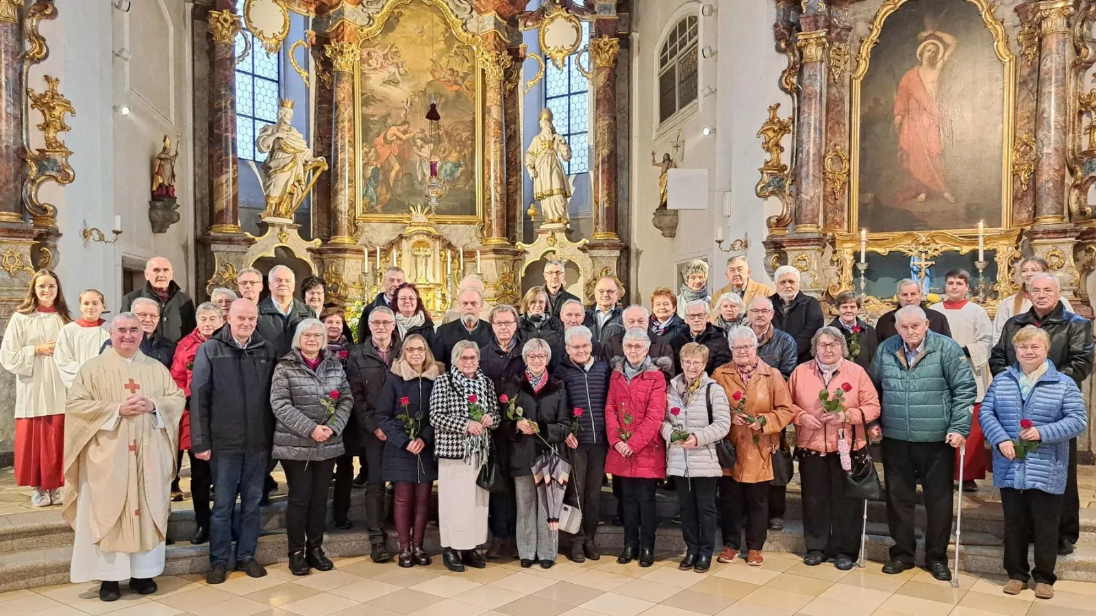 Die Jubelpaare der Pfarreiengemeinschaft Oberviechtach, Pullenried und Wildeppenried nach dem festlichen Ehejubiläumsgottesdienst. (Bild: Martin Uschold)
