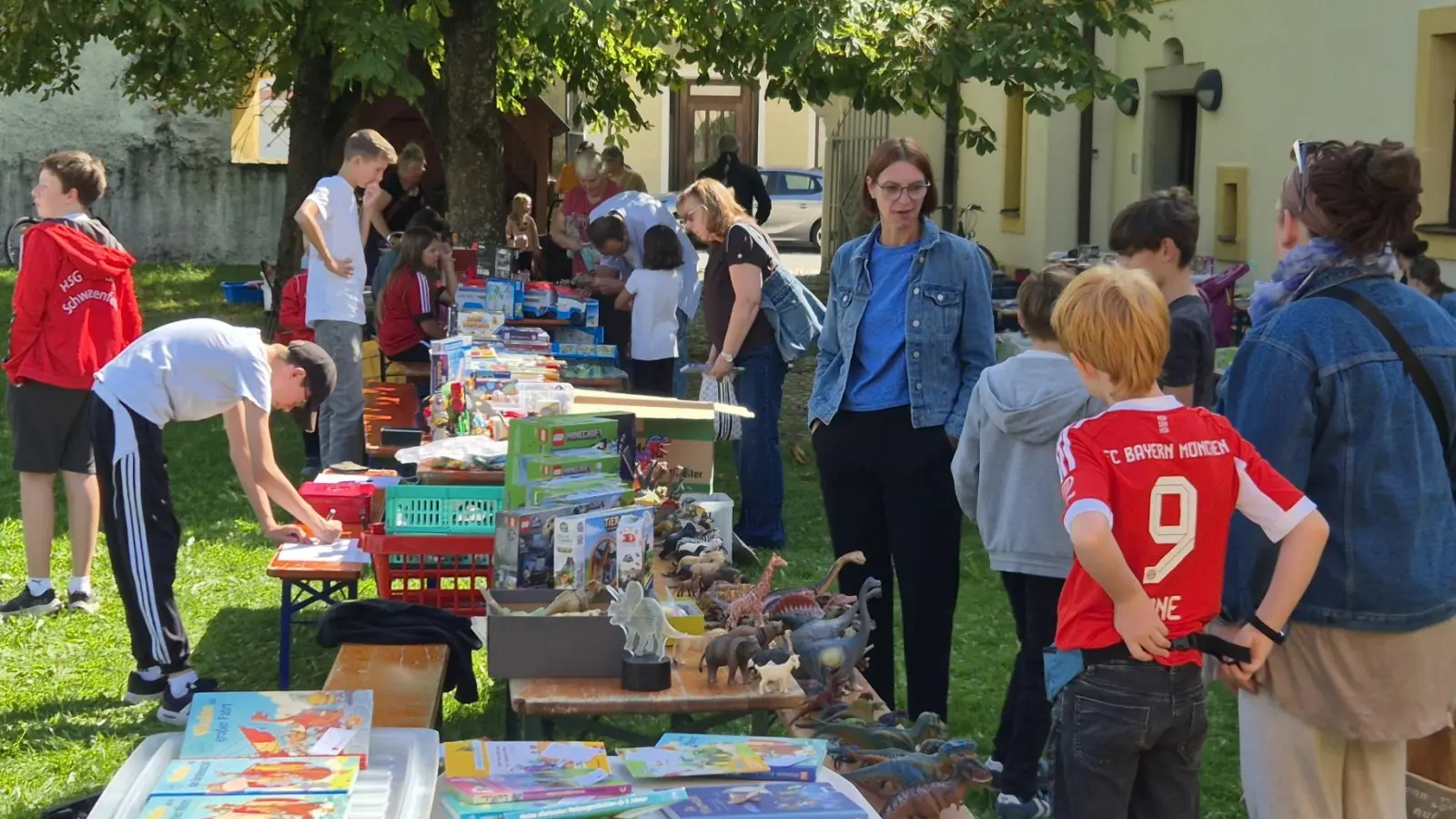 Zahlreiche Verkäufer präsentierten ihr vielfältiges Angebot beim Kinderflohmarkt der Kolpingsfamilie Pfreimd im Pfarrgarten.  (Bild: Georg Hirmer)