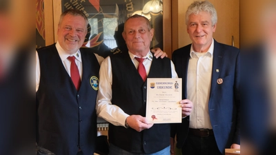 Es war ein feierlicher Akt, die Übergabe der Vereinsführung durch Willy Hirsch (Bildmitte), bei der der Oberste Dienstherr (rechts) in Anwesenheit von Oberleutnant Manfred Bäuml (links) die Ernennungsurkunde überreichte. (Bild: Fred Lehner)