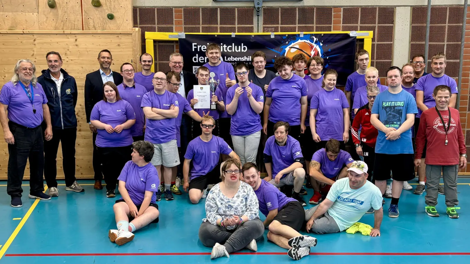 Stolz auf Gold: Das Basketball-Team der Lebenshilfe feierte mit Oberbürgermeister Michael Cerny (hinten 5. v. l.), Wolfgang Meier (Stabsstelle Bürgermeisteramt 2.v.l.) und Lebenshilfe-Vorstandsvorsitzendem Bernhard Vahle (3.v.l) den sportlichen Erfolg. (Bild: Mariella Kramer)
