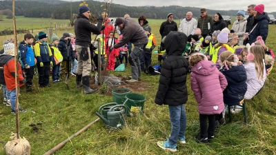 Jürgen Huber pflanzte den Erinnerungsbaum für die Erstklässler der Max-Prechtl-Schule.  (Bild: Marianne Moosburger)