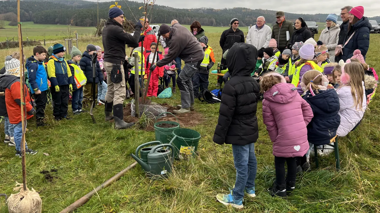 Jürgen Huber pflanzte den Erinnerungsbaum für die Erstklässler der Max-Prechtl-Schule.  (Bild: Marianne Moosburger)