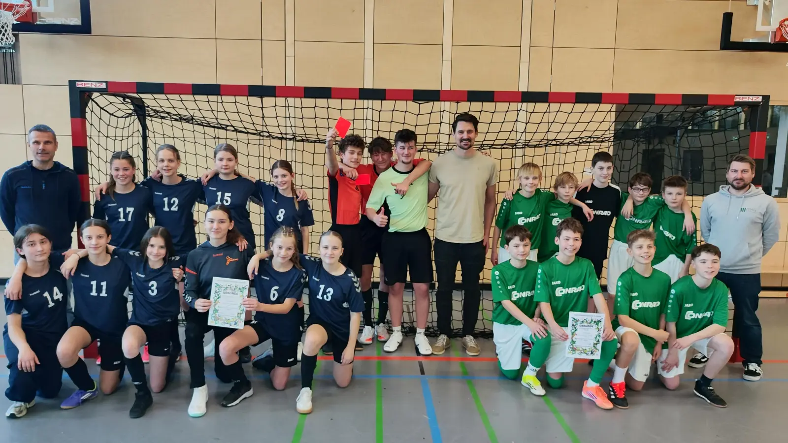 Die siegreichen Mannschaften des Erasmus-Gymnasiums und des Gregor-Mendel-Gymnasiums. (Bild: Florian Neiss)