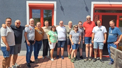 Treffen in geselliger Runde am Feuerwehrhaus. (Bild: Bernhard Zimmet )