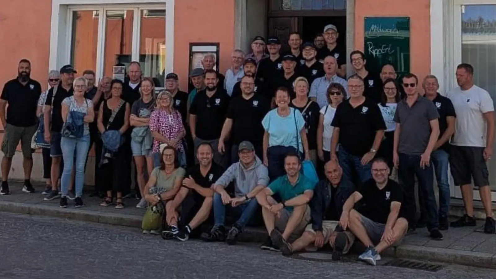 Das Erinnerungsfoto wurde vor dem Gasthof gemacht. (Bild: Franz Ficker)