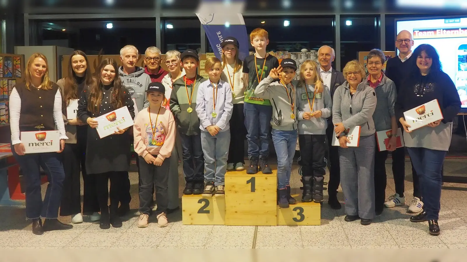 Goldmedaillengewinner, Skilehrer, Lehrkräfte der Fichtelnaabtal-Grundschule, Rektor Alexander Köstler, Konrektorin Jessica Plannerer und Bürgermeister Peter König am Skikurs-Abschlussabend.  (Bild: Julia Ponnath)