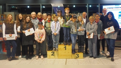 Goldmedaillengewinner, Skilehrer, Lehrkräfte der Fichtelnaabtal-Grundschule, Rektor Alexander Köstler, Konrektorin Jessica Plannerer und Bürgermeister Peter König am Skikurs-Abschlussabend.  (Bild: Julia Ponnath)