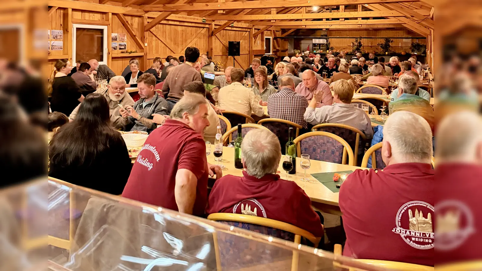 Das Weidinger Weinfest in der Johannihütte lockte zahlreiche Besucher an und bot viele Gelegenheiten, alte Bekannte wiederzutreffen. (Bild: Thomas Fritsch)