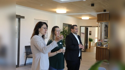 Martina Englhardt-Kopf im Gespräch mit Hospizleitung des Bruder-Gerhard-Hospizes in Schwandorf Katharina Salbeck und Regionalvorstandsmitglied der Johanniter in Ostbayern Tobias Karl. (Bild: Tamara Deml-Glöckner)