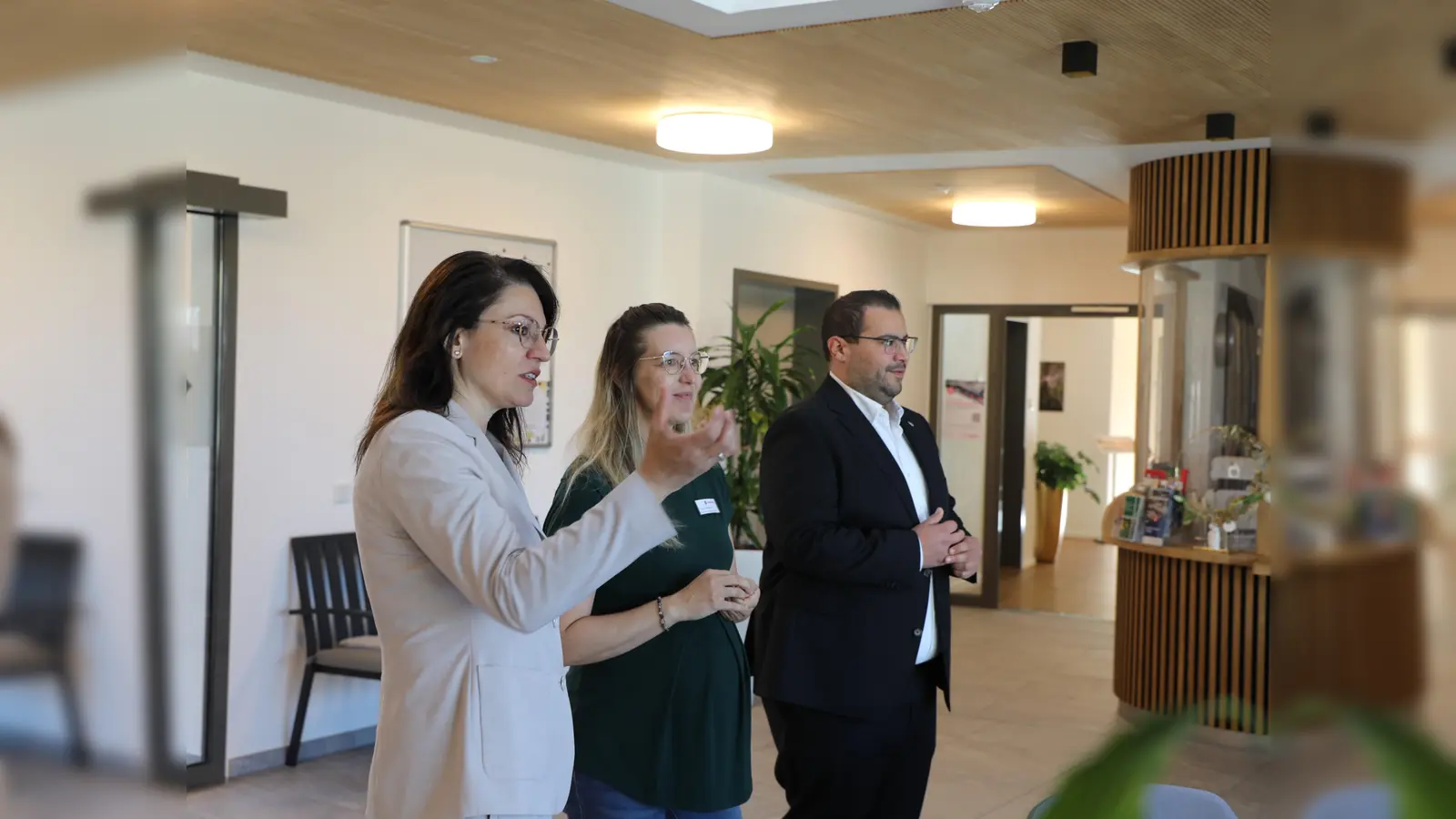 Martina Englhardt-Kopf im Gespräch mit Hospizleitung des Bruder-Gerhard-Hospizes in Schwandorf Katharina Salbeck und Regionalvorstandsmitglied der Johanniter in Ostbayern Tobias Karl. (Bild: Tamara Deml-Glöckner)