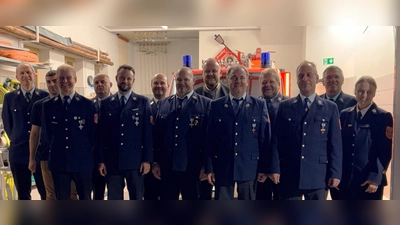 Von Links: Kommandant Konrad Adam, Christoph Spiegl, Sebastian Wismann, Kreisbrandinspektor Martin List, Armin Moller, Kreisbrandrat Marco Saller, Dietmar Bauriedl, Landrat Andreas Meier, Josef Scheidler, Vorstand Wolfgang Schraml, Christian Bocka, Bürgermeister Reinhard Sollfrank, Kreisbrandmeisterin Carola Adam (Bild: Ramona Schraml)
