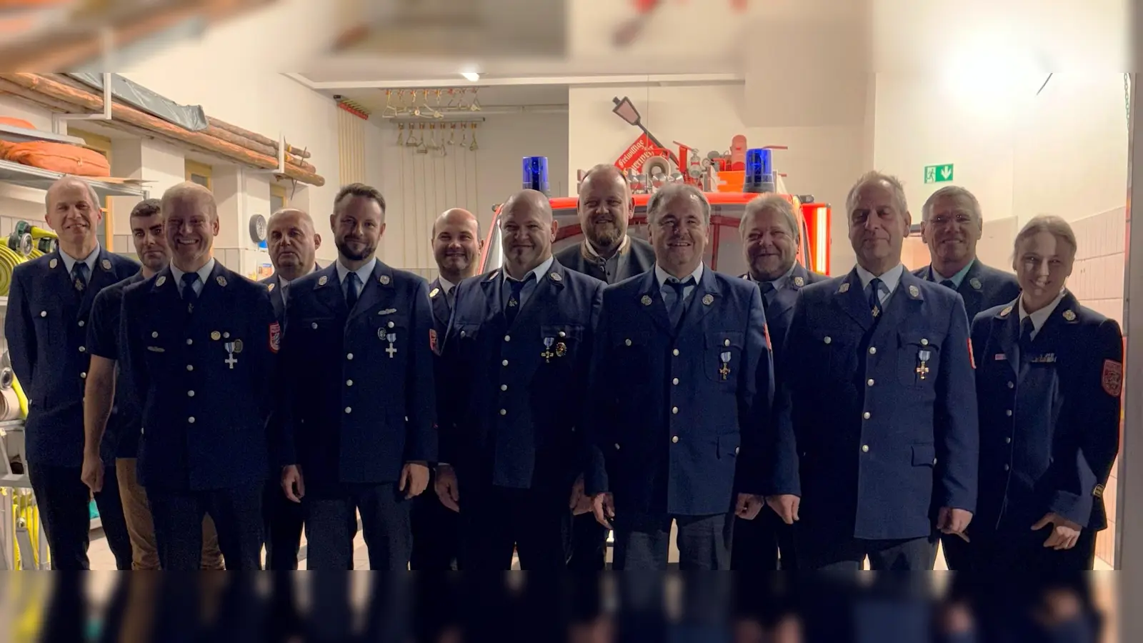 Von Links: Kommandant Konrad Adam, Christoph Spiegl, Sebastian Wismann, Kreisbrandinspektor Martin List, Armin Moller, Kreisbrandrat Marco Saller, Dietmar Bauriedl, Landrat Andreas Meier, Josef Scheidler, Vorstand Wolfgang Schraml, Christian Bocka, Bürgermeister Reinhard Sollfrank, Kreisbrandmeisterin Carola Adam (Bild: Ramona Schraml)