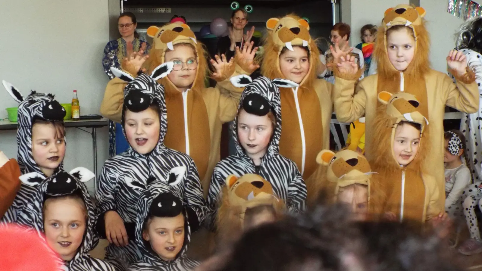 Die Mädels von der Frösche-Garde waren bei ihrem Schautanz als Löwen und Zebras kostümiert. (Bild: Sonja Müller)