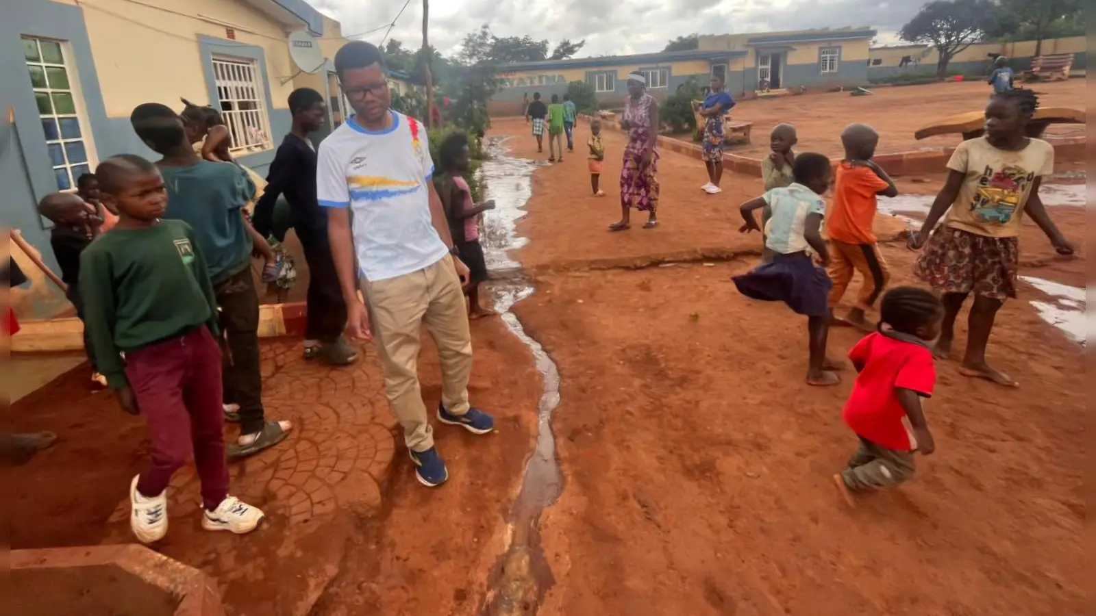 Einmal im Jahr besucht Dr. Justin Kishimbe das Kinder- und Waisenheim in Lubumbashi. (Bild: Khas Kasongo)
