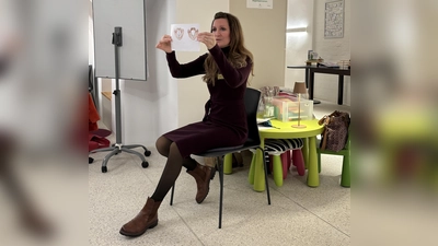 Michelle Kapitány zeigt, wie die Stimme entsteht. (Bild: Elisabeth Bayer)