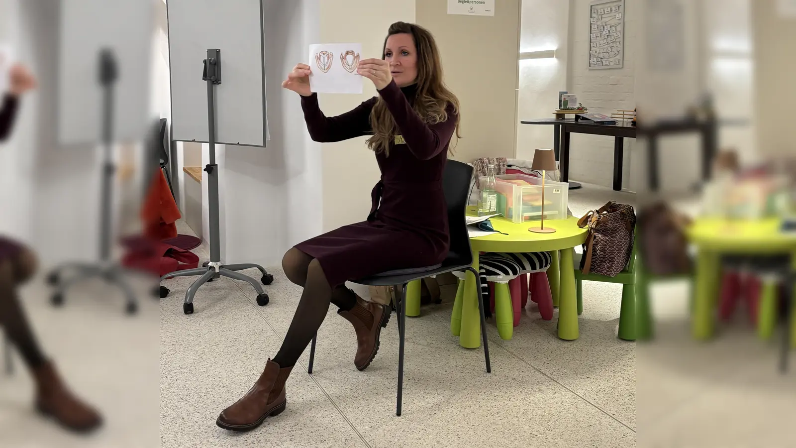 Michelle Kapitány zeigt, wie die Stimme entsteht. (Bild: Elisabeth Bayer)