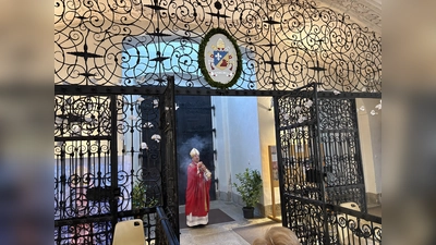 Segnung den neuen Wappen von Papst Leo XIV. durch Erzabt em. Dr. Korbinian Birnbacher OSB. Erstmals sind zwei Wappenschilder sind am Eingangsgitter der Basilika angebracht sind, so das das Wappen auch schon beim Betreten der Basilika gesehen werden kann. (Bild: Markus Scharnagl)