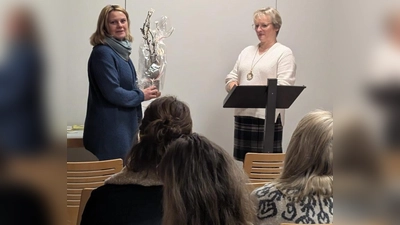 Frauenbundvorsitzende Corinna Kreisl überreichte ein Dankeschön an Dr. Kindl (Bild: Stefanie Braun)