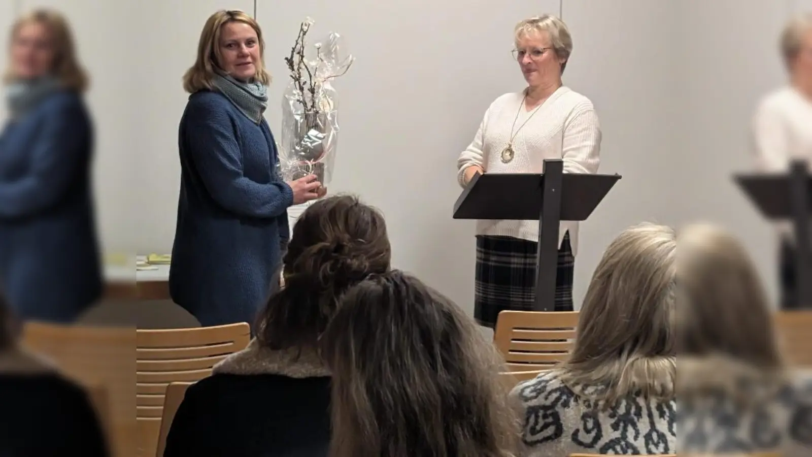 Frauenbundvorsitzende Corinna Kreisl überreichte ein Dankeschön an Dr. Kindl (Bild: Stefanie Braun)