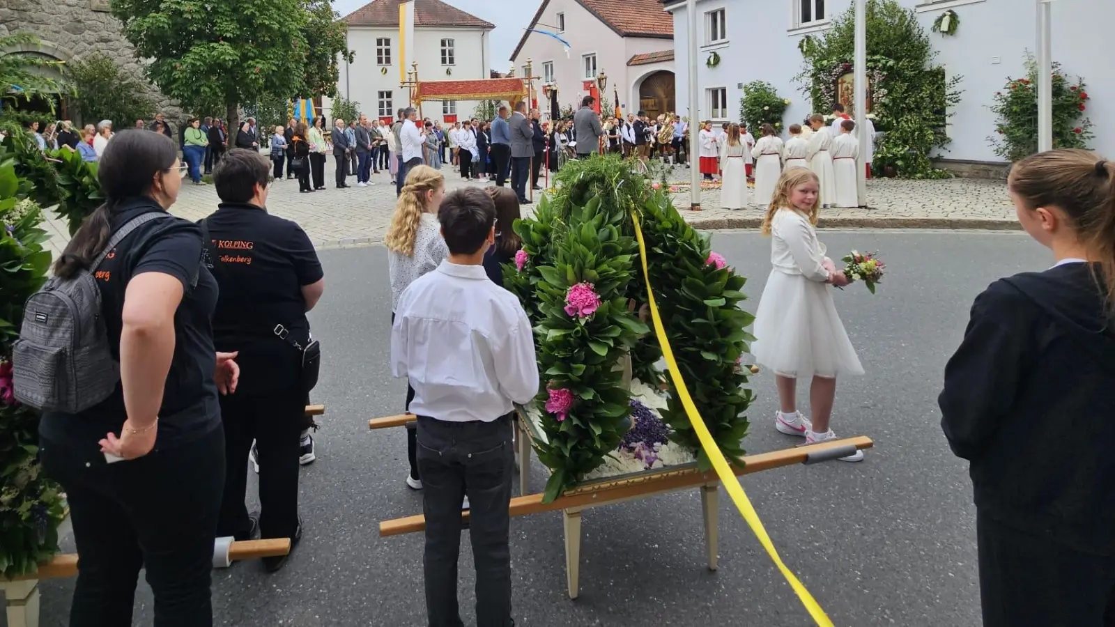 Blick auf die Prozession am Altar der Familie Bauernfeind. (Bild: Pamela Preisinger)