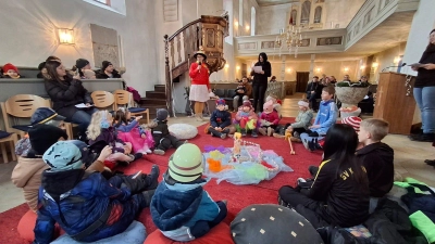 Die Kinder und Erwachsene lauschten gespannt dem kleinen Theaterstück von Frau Bunt und Frau Schwarz.  (Bild: Ann-Kathrin Förderreuther)