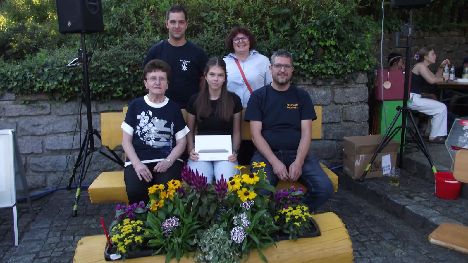 Die Wehrführung der Muglhofer Feuwerehr mit Kommandant Thomas Balk und Vorsitzende Sieglinde Fleischmann mit den glücklichen Gewinnern der Tombola. (Bild: Robert Ronke)