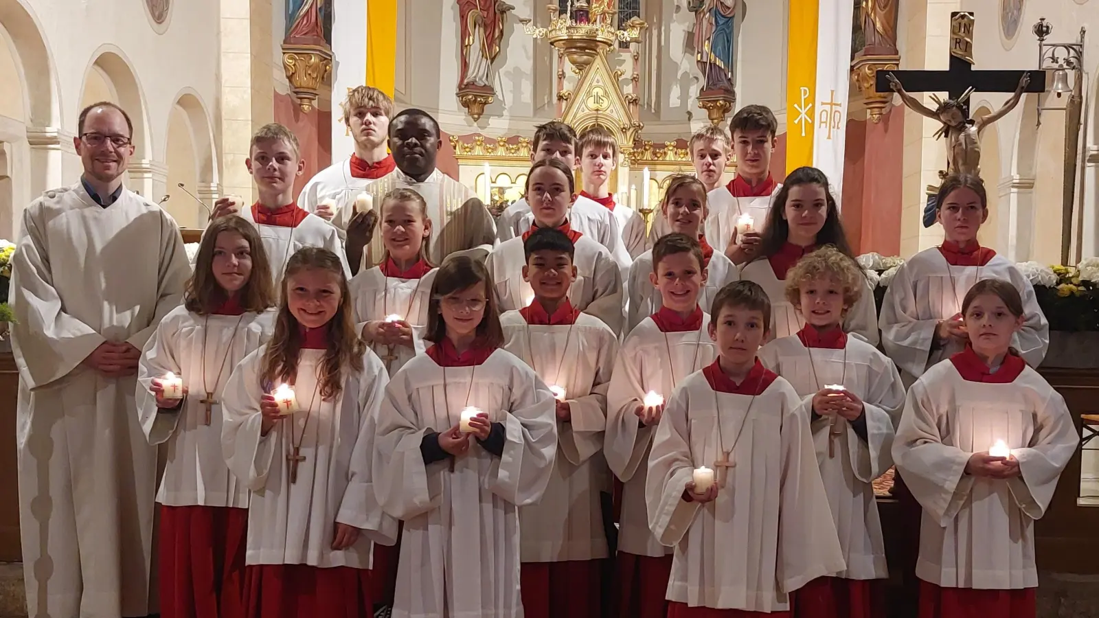 Ministranten der Pfarreiengemeinschaft mit Pfarrer Emmanuel. (Bild: Elke Wegerer)