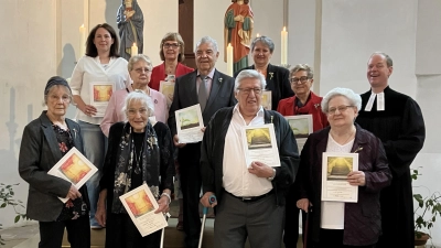 Erinnerungsurkunden mit dem Konfirmationsspruch erhielten die Jubilanten. Berta Ermer und Berta Luber konnten das seltene Kronjuwelen-Jubiläum begehen. Gerhard Krapf und Ursula Kreuzer feierten die Gnadenkonfirmation. (Bild: Siegfried Bock)
