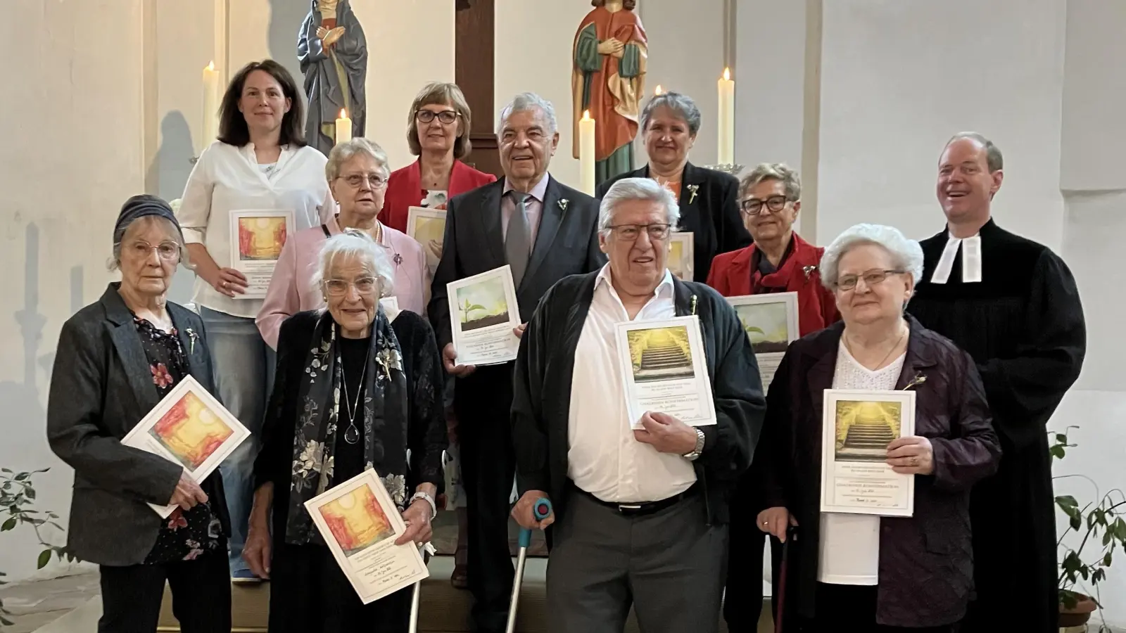 Erinnerungsurkunden mit dem Konfirmationsspruch erhielten die Jubilanten. Berta Ermer und Berta Luber konnten das seltene Kronjuwelen-Jubiläum begehen. Gerhard Krapf und Ursula Kreuzer feierten die Gnadenkonfirmation. (Bild: Siegfried Bock)