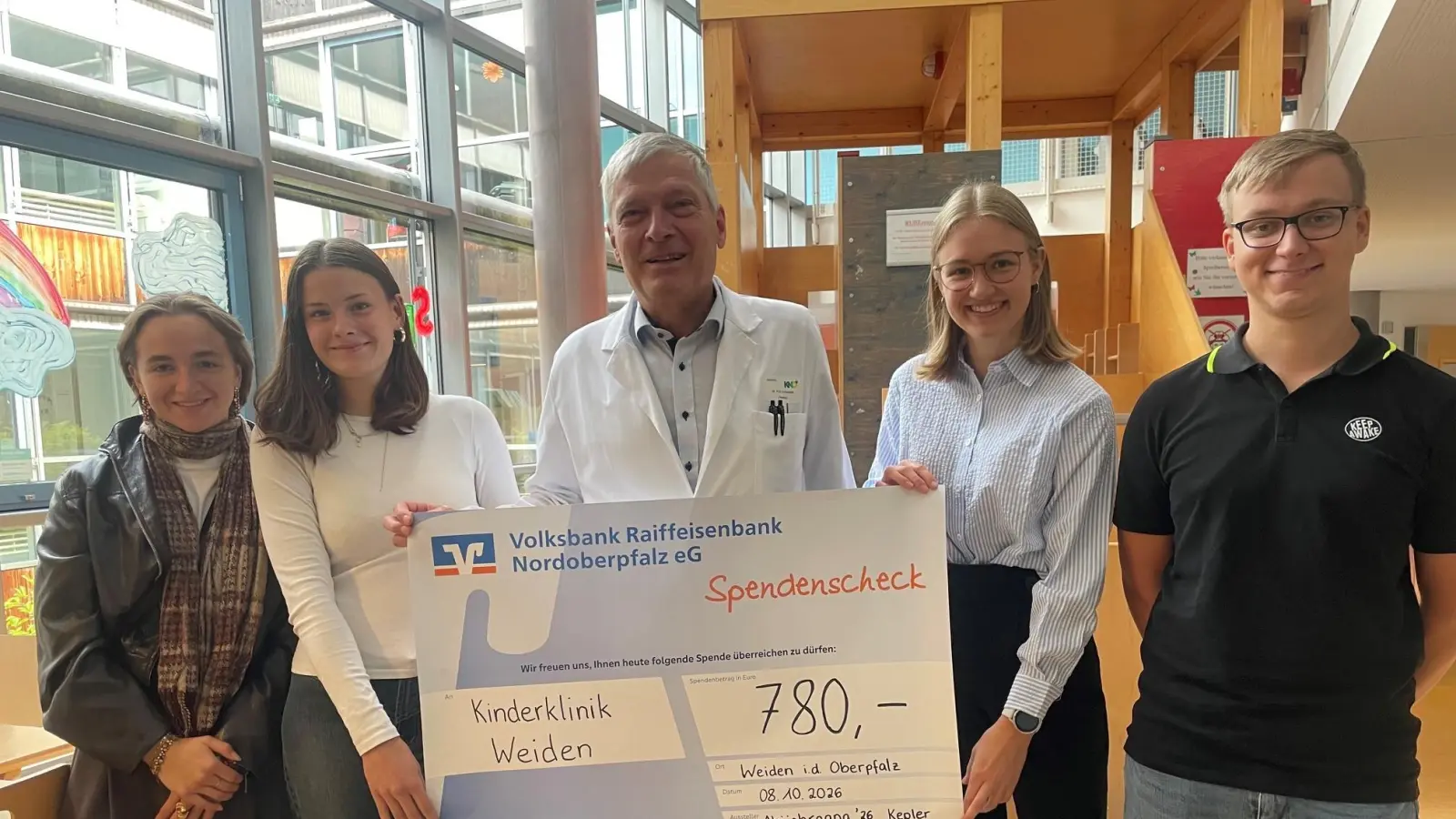 Hannah Greiner und Johanna Rindler (von links) überreichten zusammen mit Simon Döllinger und Lena Hartung (von rechts) 780 Euro an Dr. Fritz Schneble, den Chefarzt der Kinderklinik Weiden. (Bild: Friedrich Peterhans)